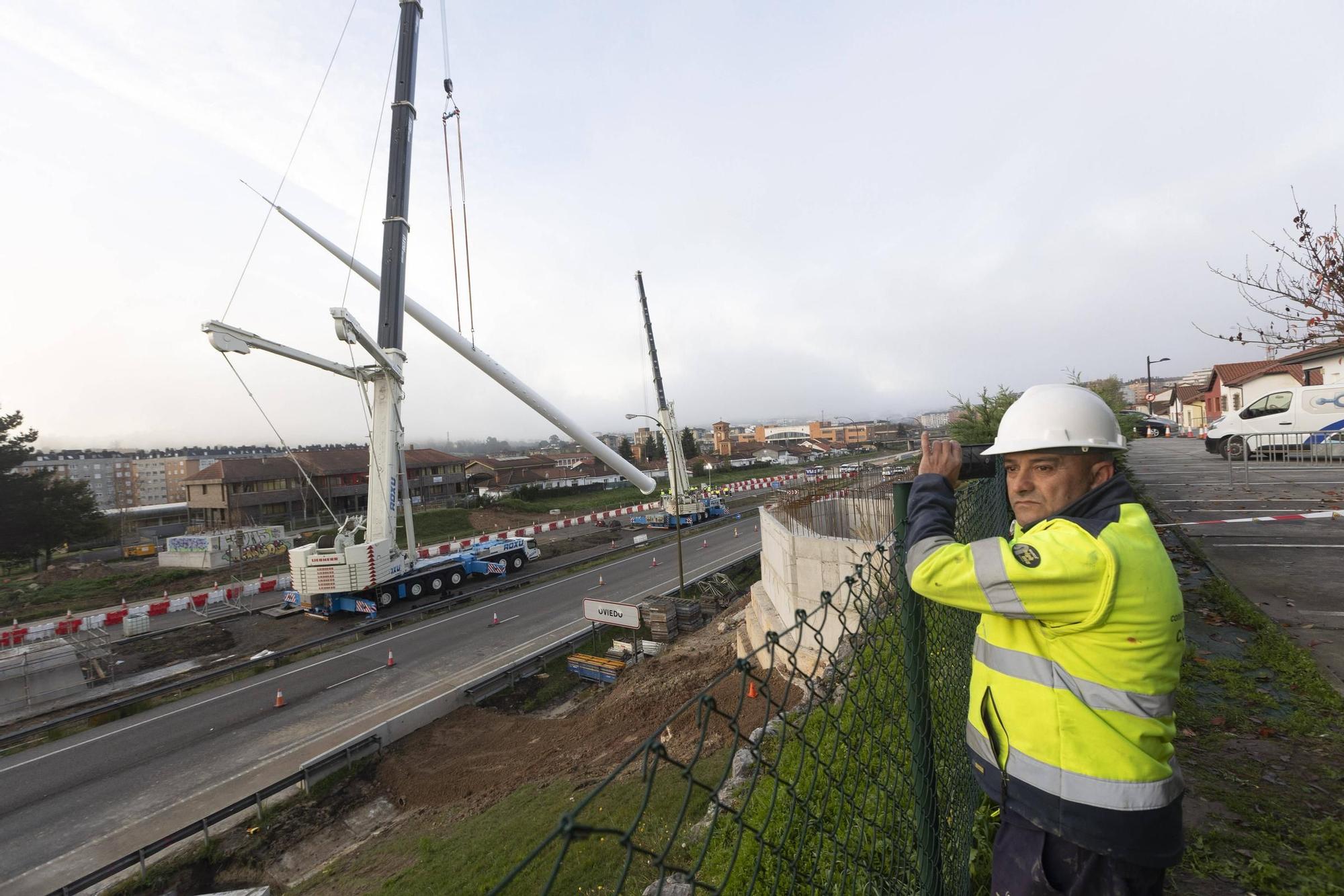 EN IMÁGENES: Así fue la instalación del mástil de 55 metros en las obras de la entrada de Oviedo