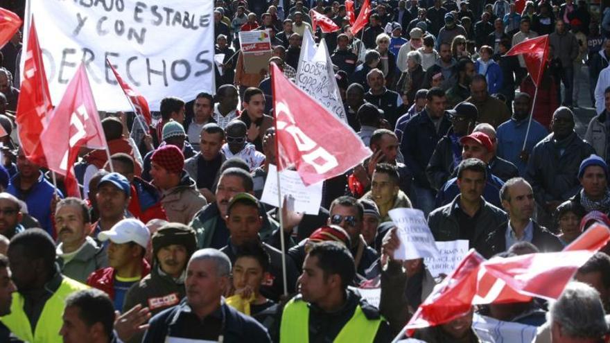 Cientos de jornaleros se manifestaron frente a San Esteban para pedir el fin de los abusos en el campo.