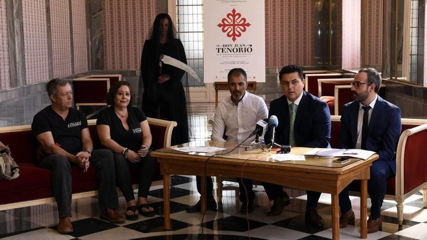 La Muerte (detrás de los bancos) estuvo presente en la rueda de prensa.