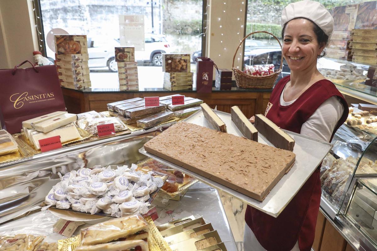 Sandra Calzón con una bandeja de turrón artesano.