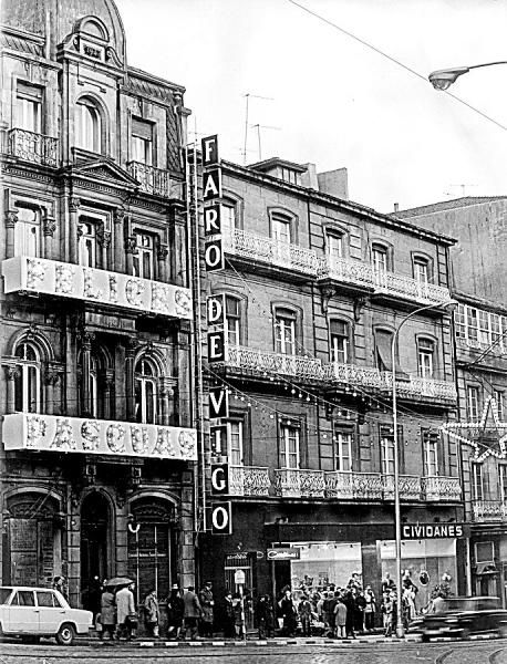 Imagen del antiguo edificio de Faro de Vigo al lado de los grandes almacenes Cividanes, en la calle Colón.