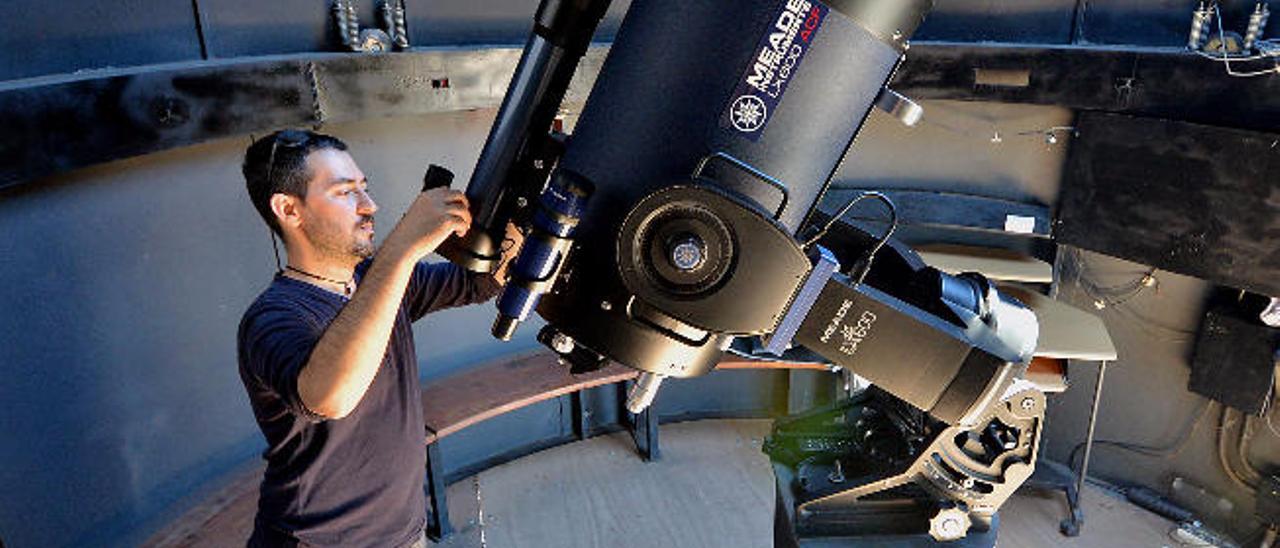 El coordinador de actividades y del museo de meteoritos José García con el nuevo telescopio del Observatorio Astronómico de Temisas.