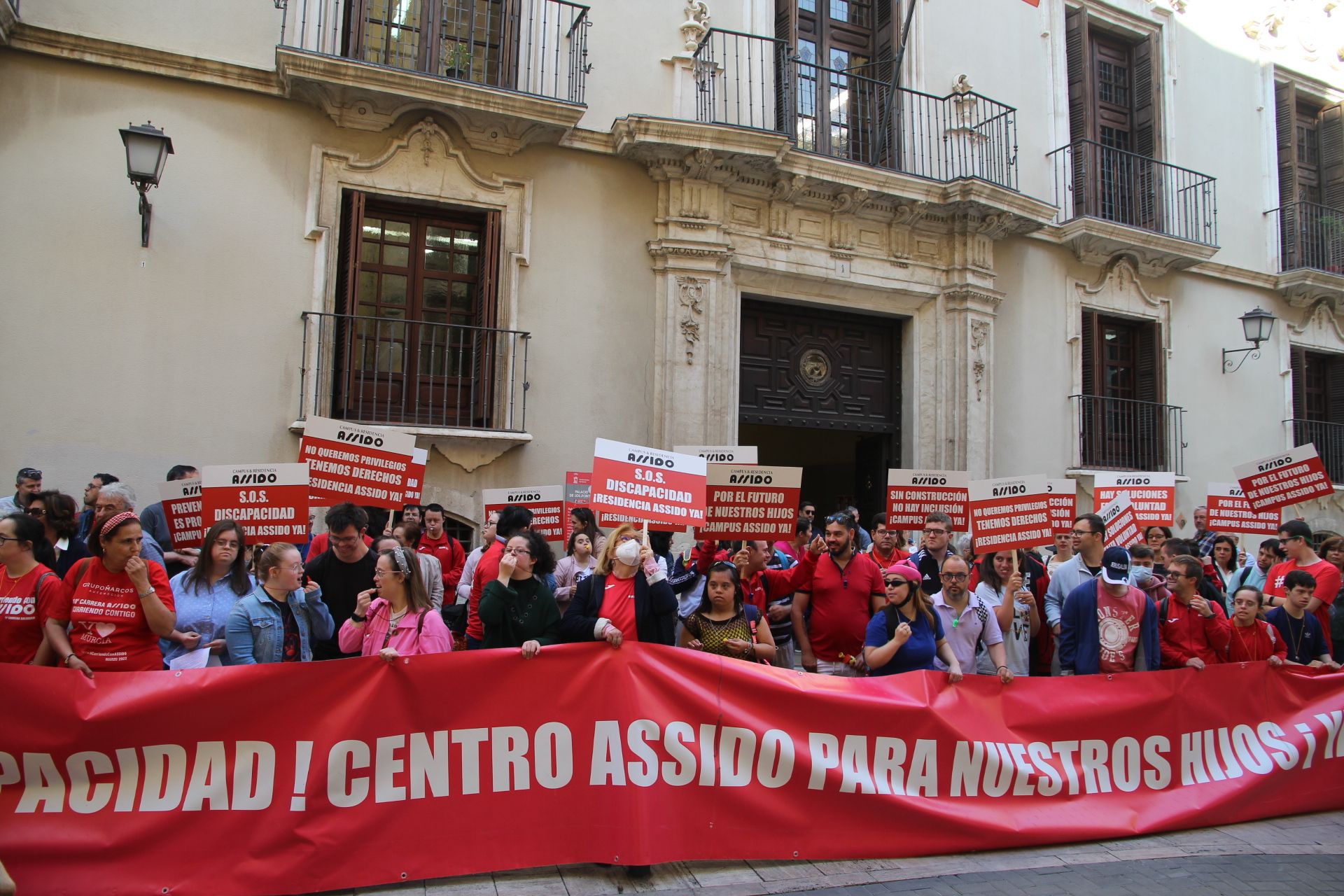 Concentración de Assido en Murcia ante la CHS