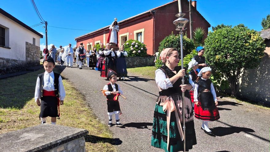 Serín procesiona y juega y La Camocha baila con Arancha Miñán (en imágenes)