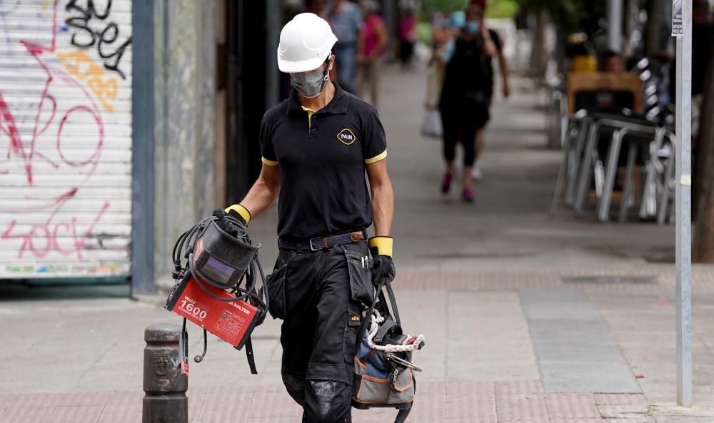 MADRID. 10.08.2020. CORONAVIRUS  COVID-19. Un trabajador camina por la calle con mascarilla. FOTO: JOSÉ LUIS ROCA