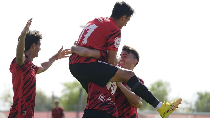 Tòfol Montiel celebra el gol del filial con sus compañeros