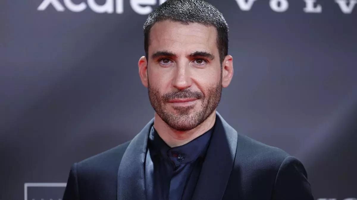 L’actor Miguel Ángel Silvestre posa a la seva arribada a l’entrega dels Premis Platino, aquest diumenge a IFEMA, a Madrid. EFE / Daniel González
