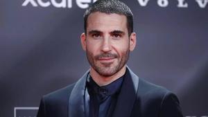 L’actor Miguel Ángel Silvestre posa a la seva arribada a l’entrega dels Premis Platino, aquest diumenge a IFEMA, a Madrid. EFE / Daniel González