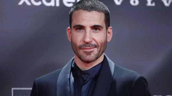 L’actor Miguel Ángel Silvestre posa a la seva arribada a l’entrega dels Premis Platino, aquest diumenge a IFEMA, a Madrid. EFE / Daniel González