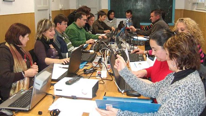 Primero de los cursos con portátiles para padres y madres de alumnos organizado por la Confederación Gonzalo Anaya