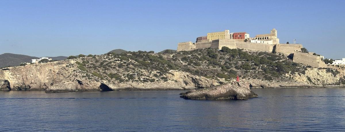 El Parador, en lo alto de Dalt Vila, viosto desde el mar. / X.P.