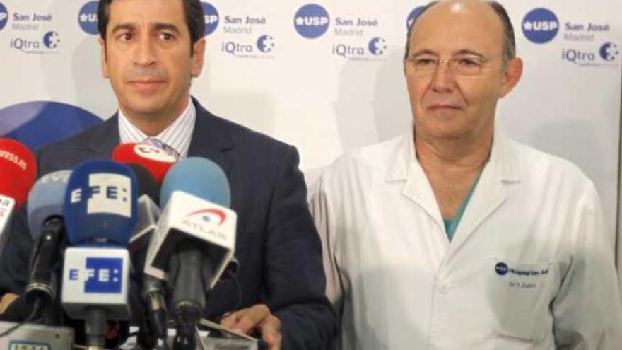 El gerente del hospital, J. De Joz, y el director médico, T. Colón, ayer.