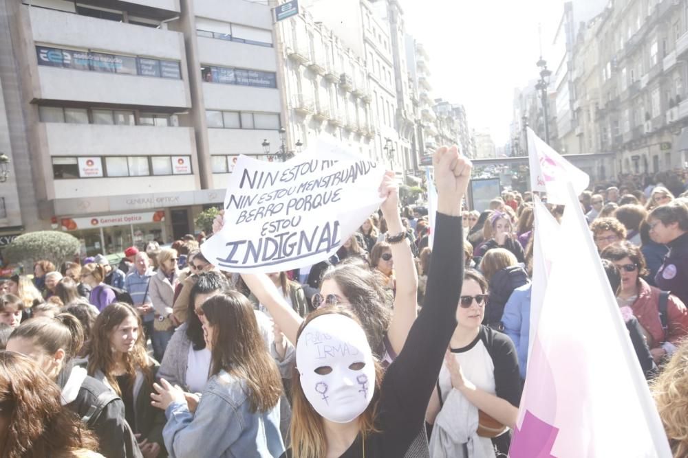 Concentración de miles de mujeres en el entorno del MARCO, en Vigo.