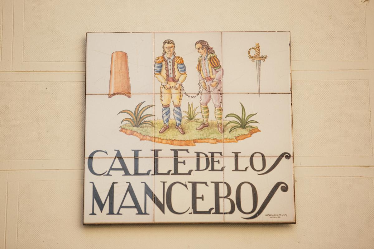 Placa identificativa de azulejo de la calle de los Mancebos, en Madrid.