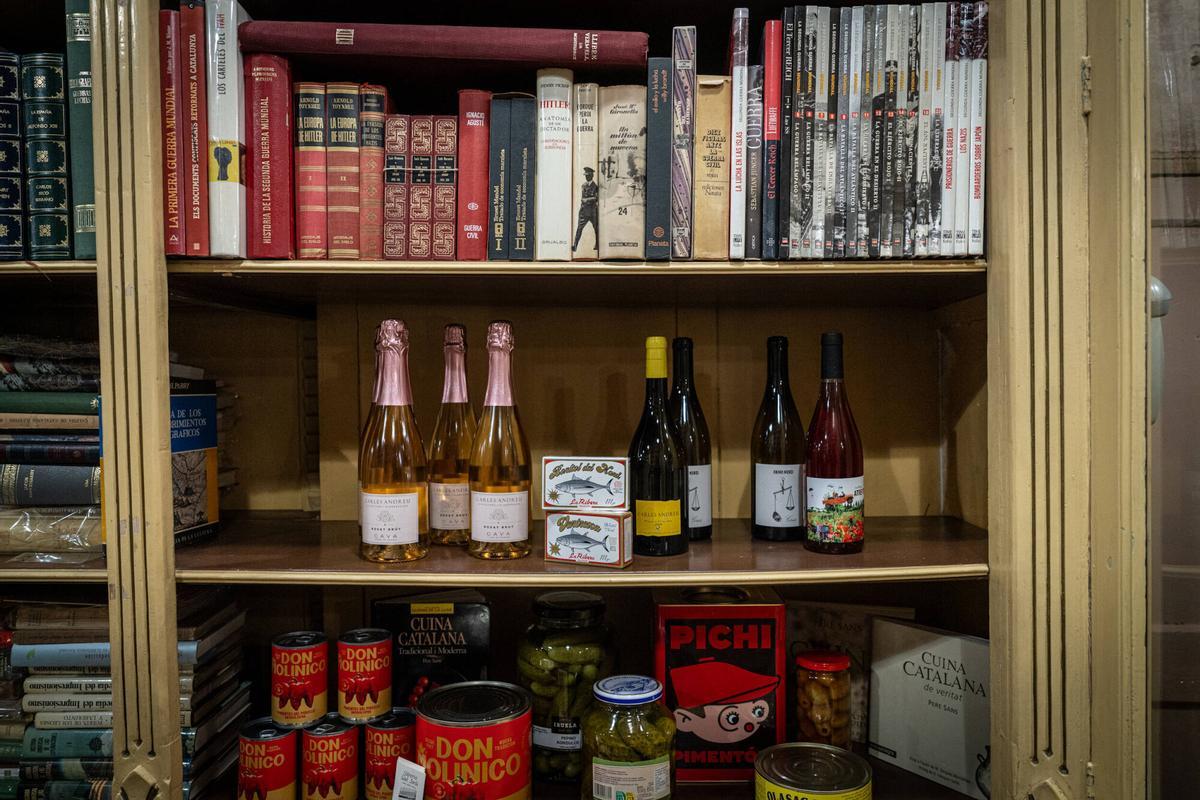 Barcelona 10/12/2025 Barcelona. La antigua propietaria de la librería, Cristina Riera, y su sucesor al frente del negocio, Rafa Serra. Reapertura librería Sant Jordi. AUTOR: MANU MITRU