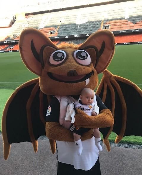 ENZO Con la mascota del VCF en Mestalla