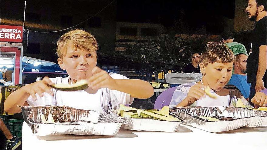 Jóvenes y adultos ‘abusan’ de los melones en la plaza Tomeu Penya