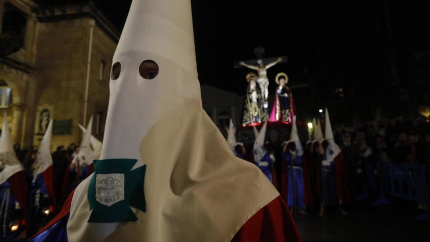 El cielo hace la pascua a las cofradías avilesinas