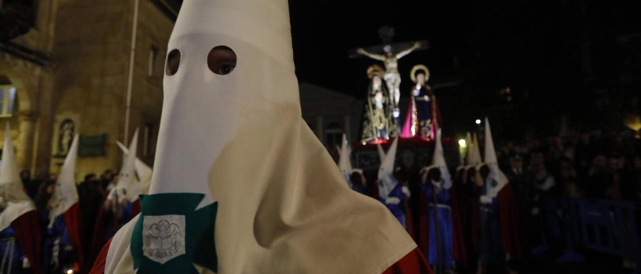 El cielo hace la pascua a las cofradías avilesinas