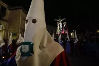 El cielo hace la pascua a las cofradías avilesinas