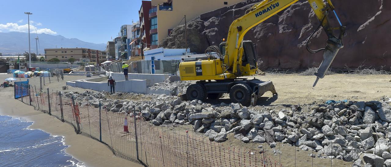 Derribo del muro junto al muelle para el acceso a la playa de Melenara, en la calle Luis Morote.