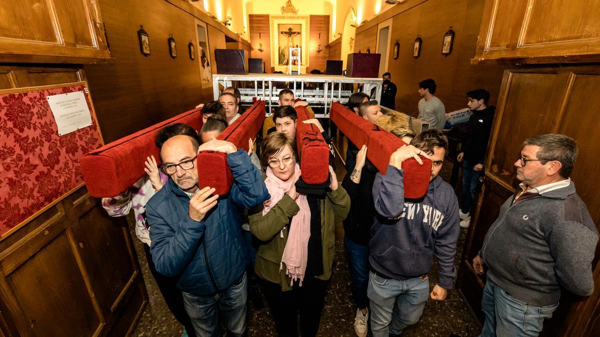 Los costaleros de Divino Amor ensayan de cara a la procesión del Miércoles Santo.