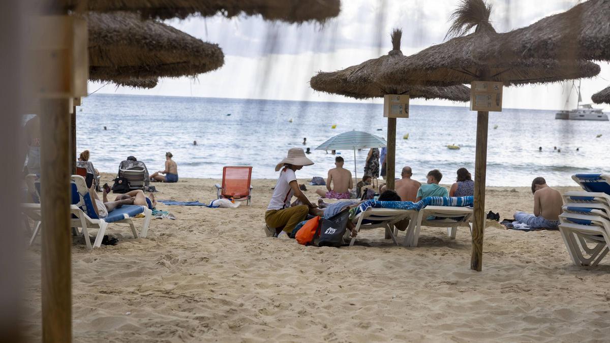 Hamacas en una playa de Palma.