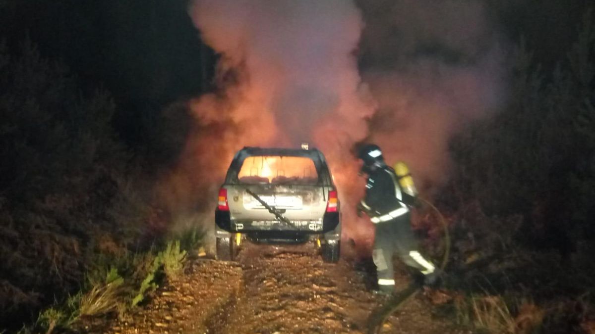 Coche ardiendo en San Pedro de las Herrerías.