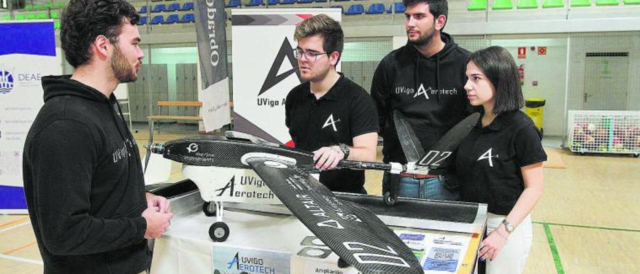 Miembros del equipo UVigo Aerotech, con el avión que compitió en Alemania este verano. |   // IÑAKI OSORIO