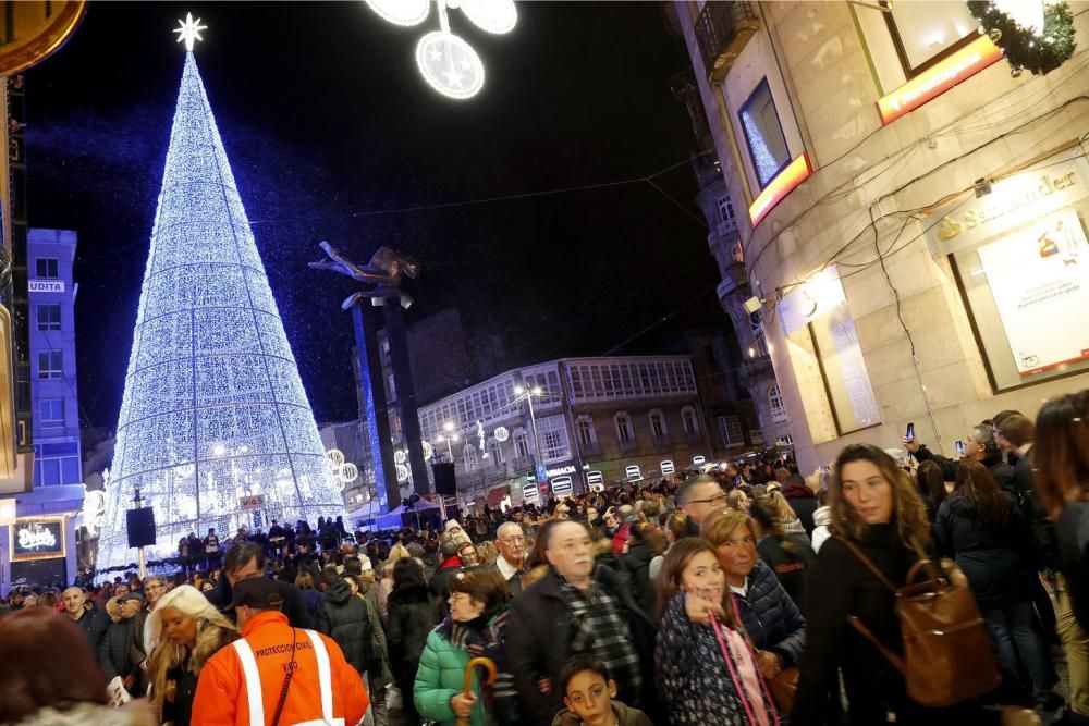 Ya es Navidad en Vigo: 10 milllones de luces para marcar una historia. // A. Villar | J. Lores | J. Álvarez | C. Delgado | M. Romero