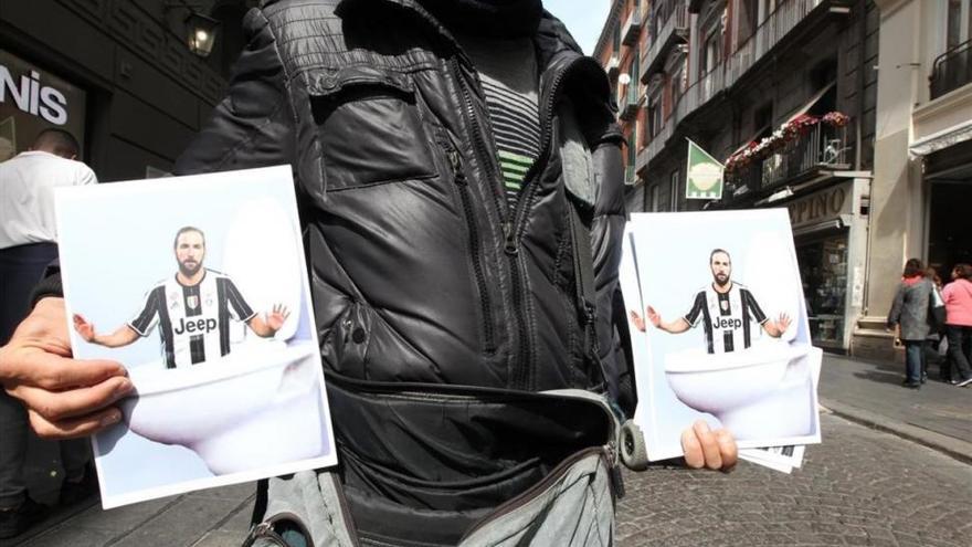 Papel higiénico con la cara de Higuaín en Nápoles