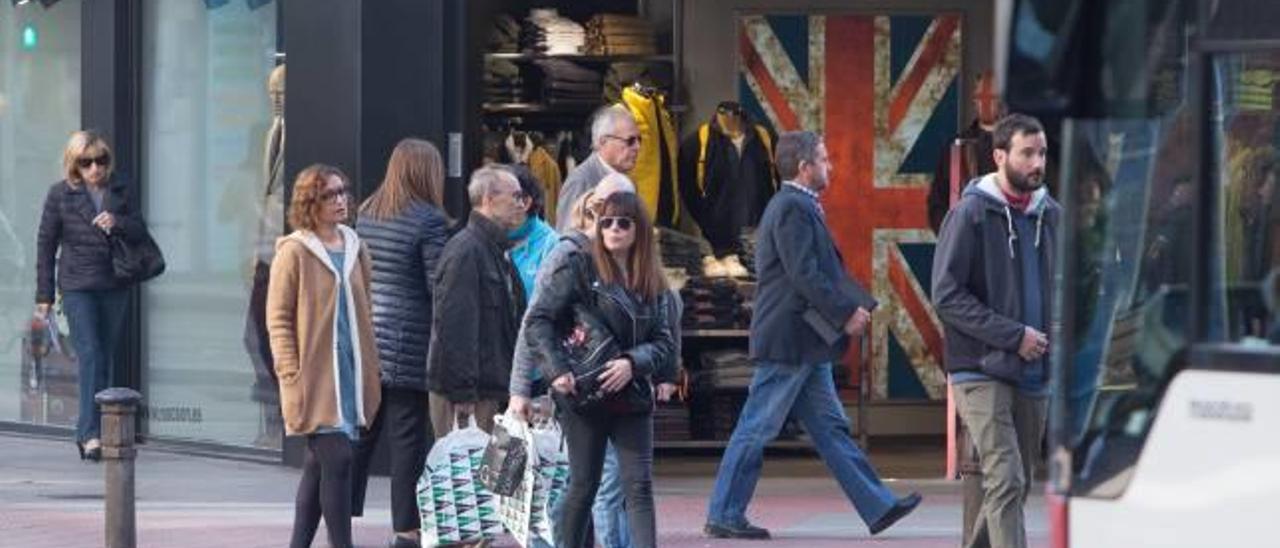 Un grupo de compradores en la avenida de Maisonnave, una de las más comerciales de la provincia. isabel ramón