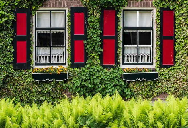 Ventanas de una casa en Giethoorn, la Venecia de Holanda