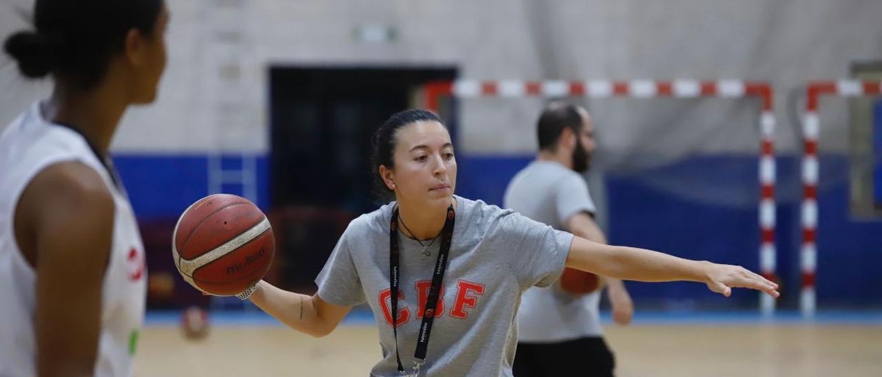 Mireia Capdevila, en un entrenamiento del Milar Córdoba BF.