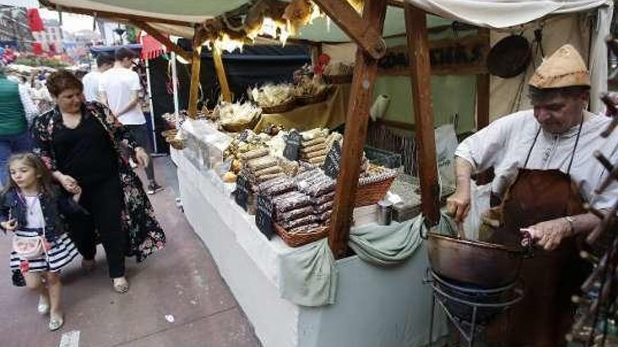 Visitantes, ayer, al mercado medieval instalado en Piedras Blancas.