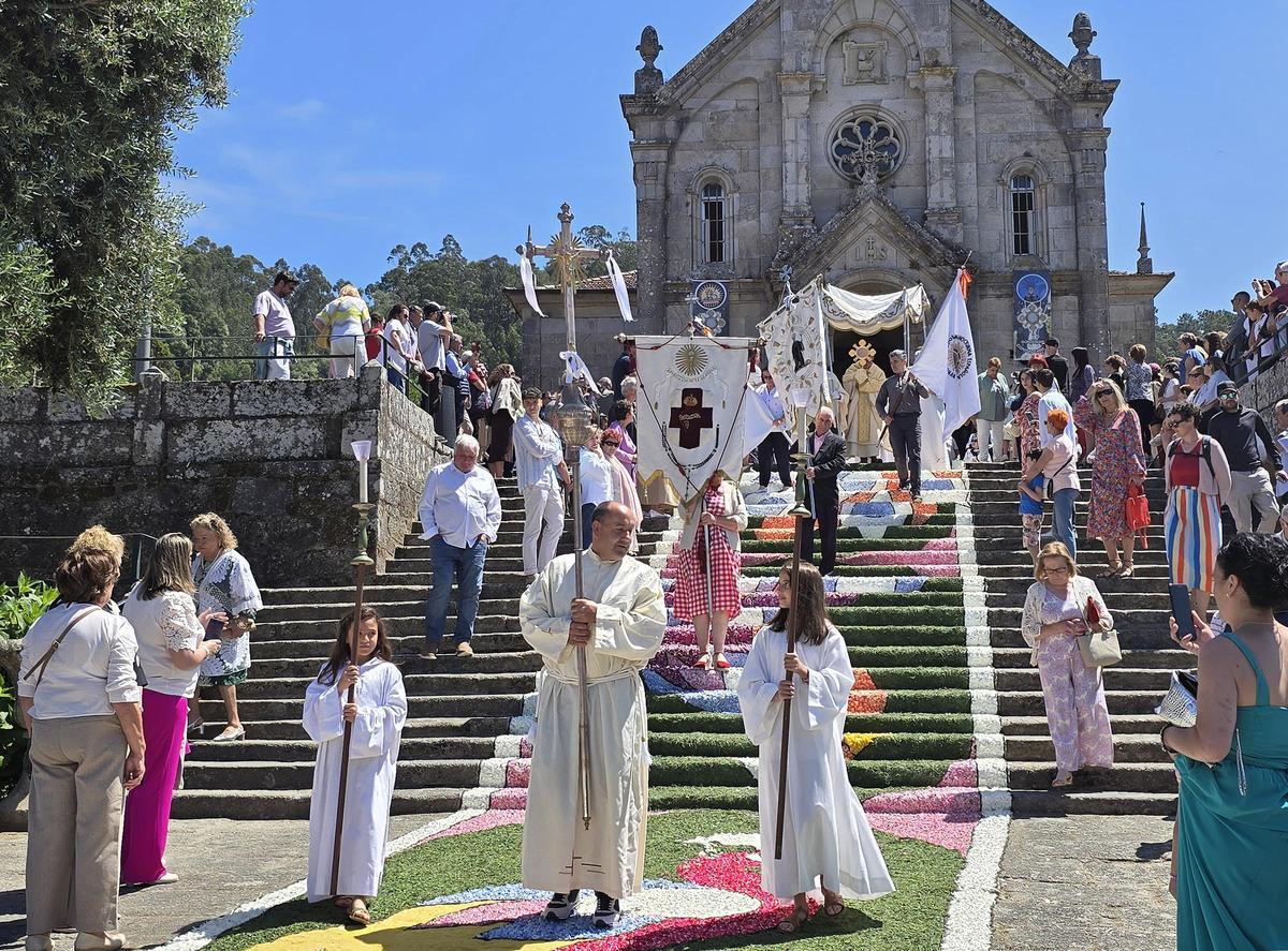 El Corpus Christi de Gondomar con su singular escalera floral El Corpus Christi de Gondomar con su singular escalera floral