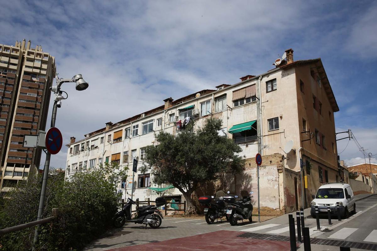 Edificio El Barco de Esplugues, desalojado el lunes por riesgo de derrumbe y en el que actualmente cinco vecinos se niegan a salir.