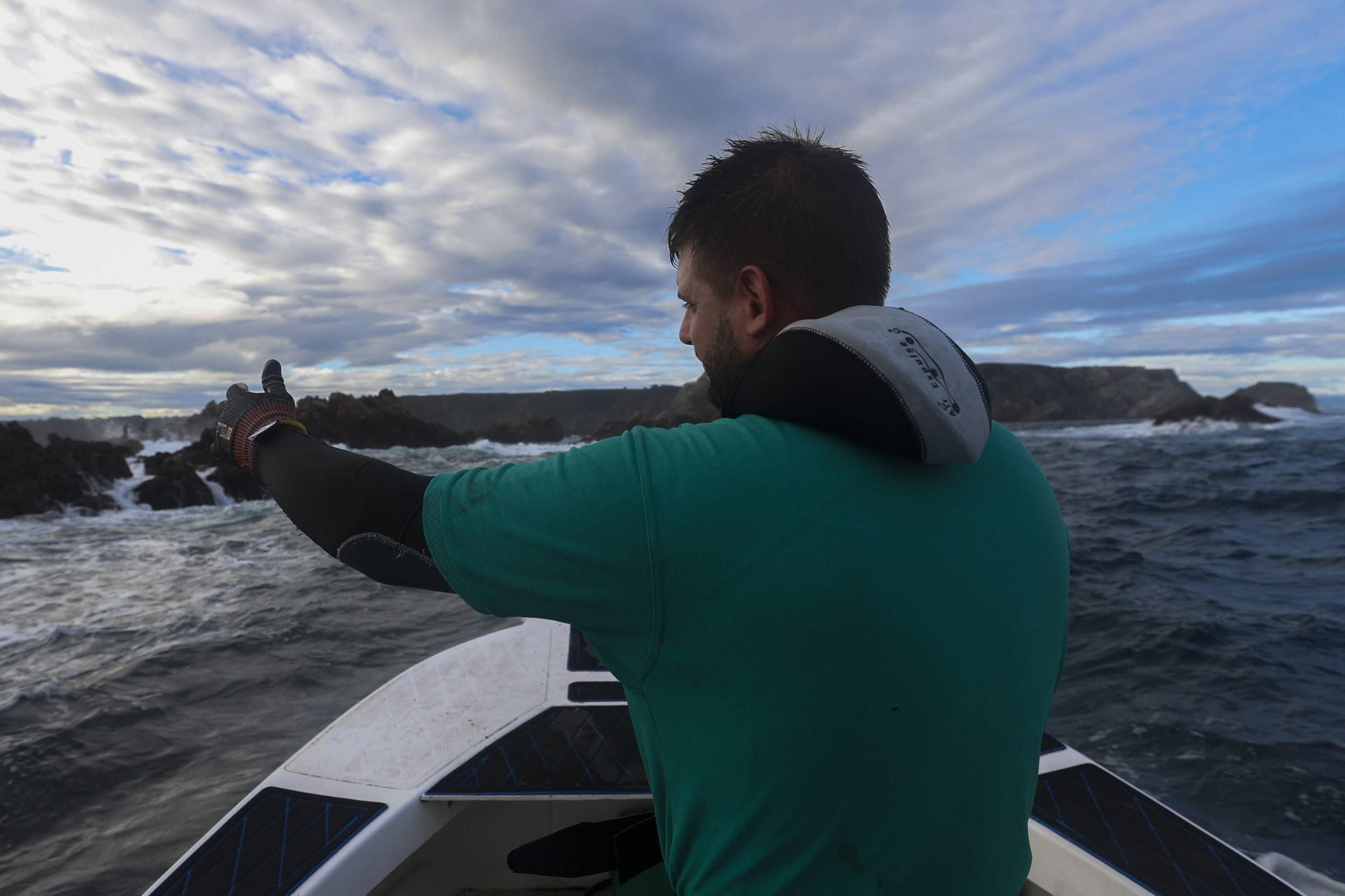 EN IMÁGENES: Así es la dura jornada de los perceberos del cabo Peñas: un oficio de alto riesgo a merced de las olas
