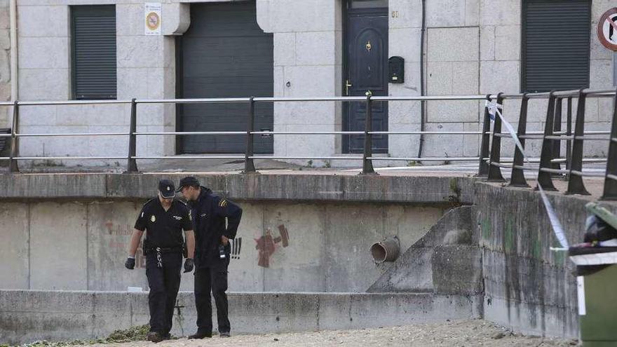 Dos policías, recabando pruebas tras el crimen. Arriba a la izquierda, la zona donde se cayó desplomada la víctima tras el disparo y, a la derecha, el punto donde fue detenido el presunto homicida.