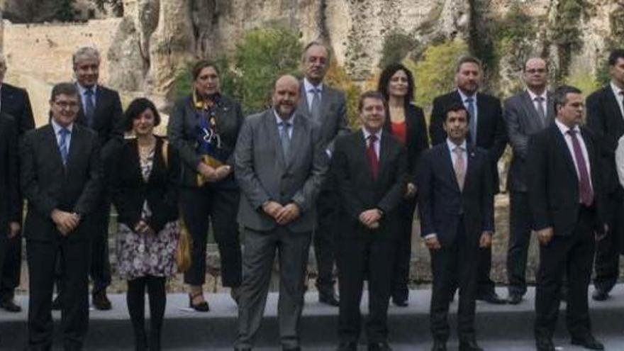 El consejero Carlos Fernández Carriedo, cuatro por la izquierda, junto a los asistentes a la reunión del Foro de Regiones con Desafíos Demográficos.