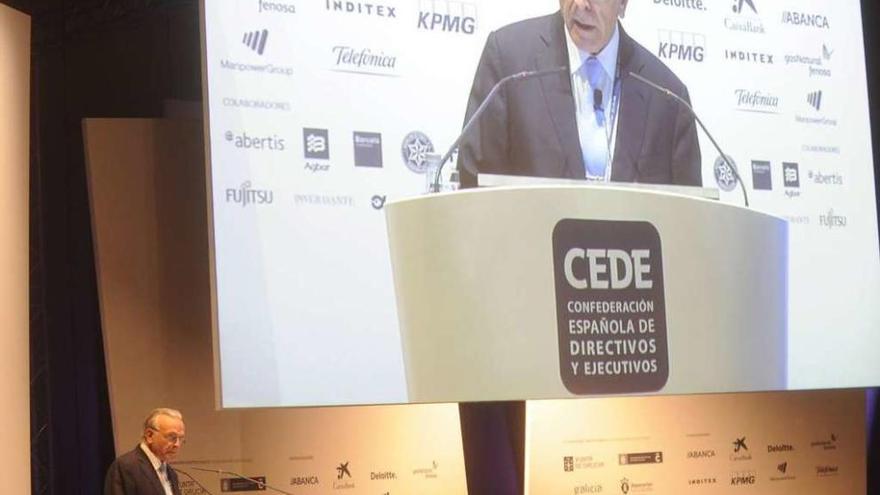 El presidente de CEDE, Isidre Fainé, durante su ponencia en el congreso celebrado ayer.