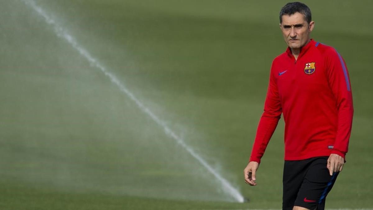 Sant Joan Despi   28 04 2018   Deportes   Ernesto Valverde durante la sesion de entrenamiento del FC Barcelona en la ciutat esportiva.