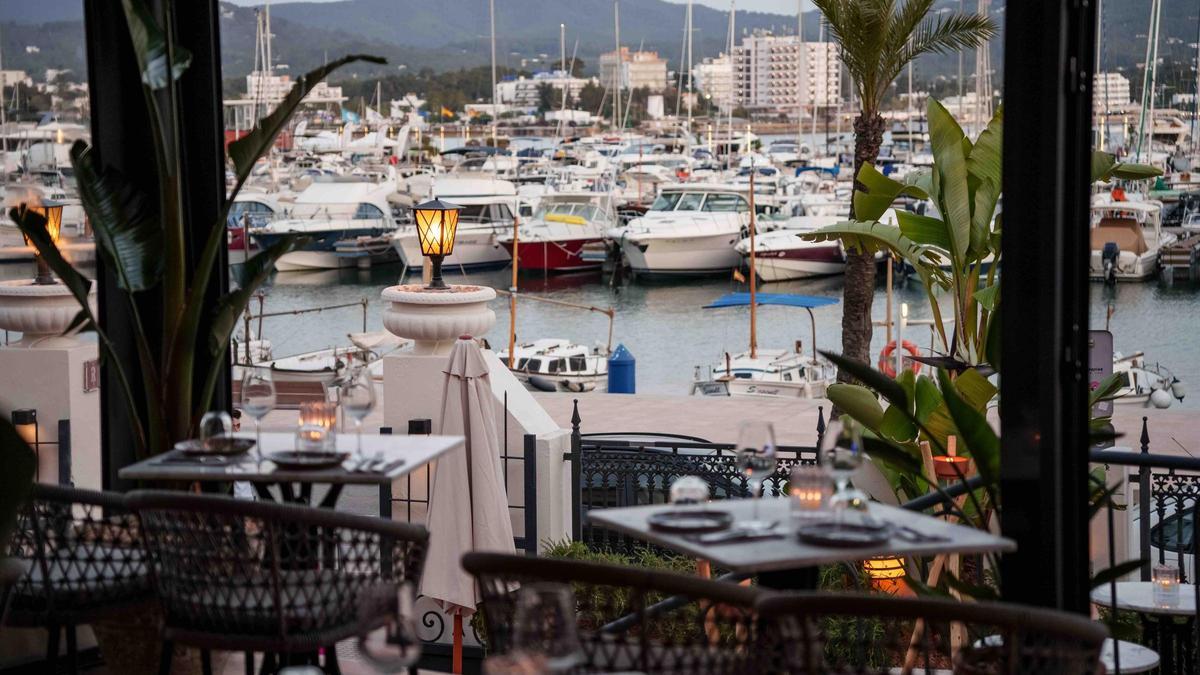 La terraza del restaurante Villa Mercedes ofrece vistas al puerto de Sant Antoni.