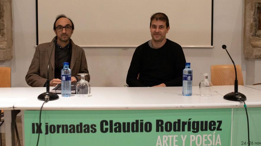 El ponente Agustín Fernández Mallo y su presentador, David Refoyo, en la Biblioteca Pública. | A. Burrieza