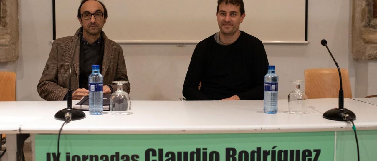 El ponente Agustín Fernández Mallo y su presentador, David Refoyo, en la Biblioteca Pública. | A. Burrieza