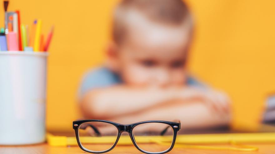 Hoya promueve la revisión sin coste de la visión a niños en edad escolar en más de 1.500 ópticas de toda España, en colaboración con Cruz Roja