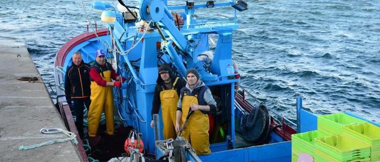 La tripulación del “Manolito III”, de Bueu, ayer antes de salir del puerto a media tarde. |   // GONZALO NÚÑEZ