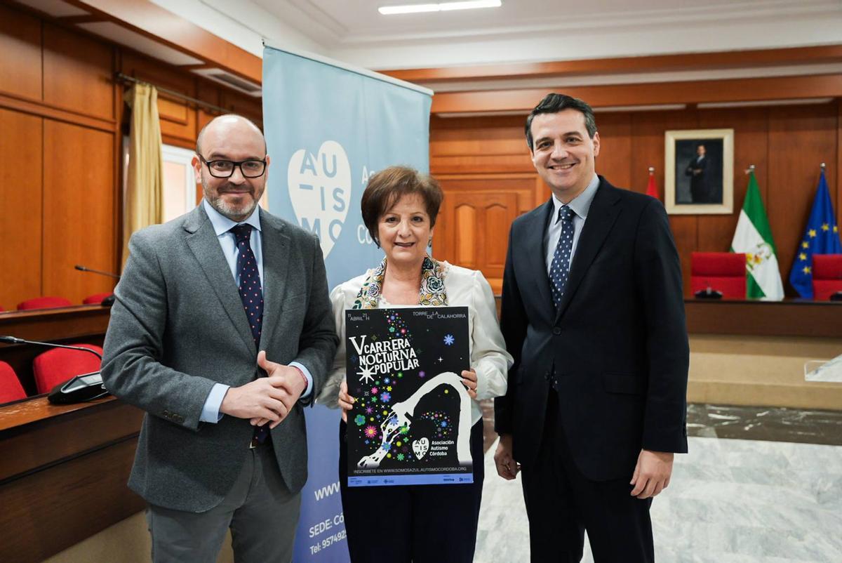 El alcalde de Córdoba, José María Bellido; el teniente alcalde de Inclusión y Accesibilidad, Movilidad y Vía Pública, Bernardo Jordano de la Torre; y la presidenta de Autismo Córdoba, Paqui Suárez, en la presentación de la campaña.