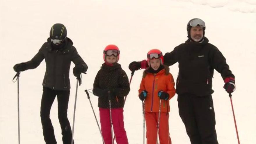 Los Reyes y sus hijas disfrutan de una jornada de esquí en Candanchú