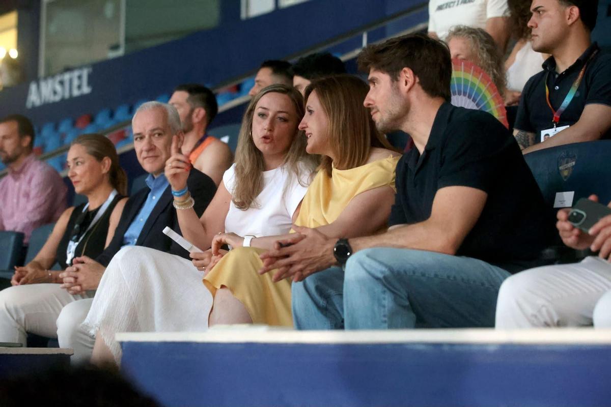 María José Catalá, alcaldesa de València, y parte de su equipo acuden a la inauguración de los Gay Games